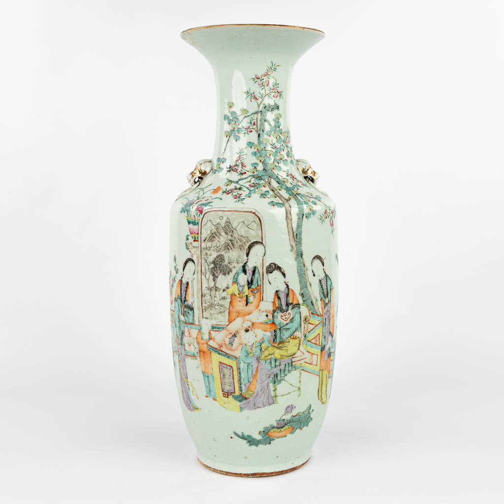 Een Chinese vaas gemaakt uit porselein met decor van hofdames aan een tafel. (H:57,5cm)