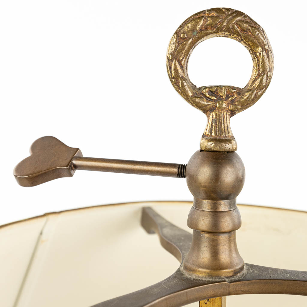 Een tafellamp gemaakt uit brons en versierd met zwanen in Empire stijl. (H:56cm)
