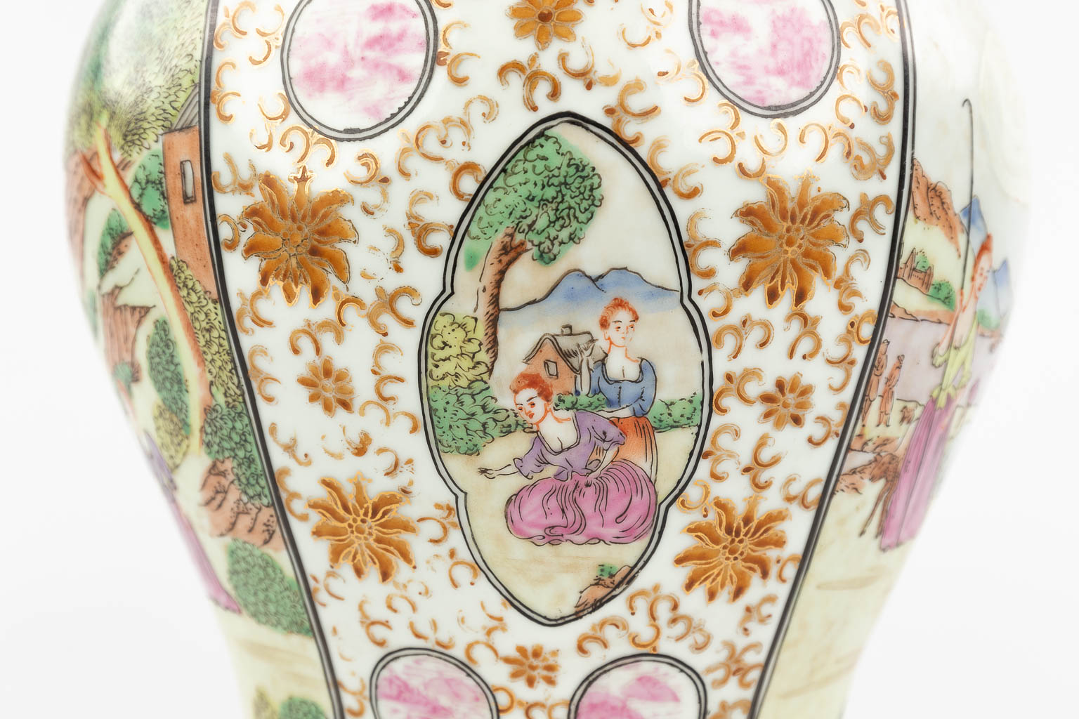 Een Chinese vaas met landschapsdecor, voor de Europese markt. 19de/20ste eeuw. (H: 30 x D: 24 cm)