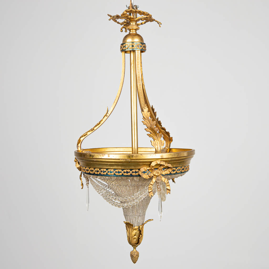 Een sac-a-perles luchter gemaakt uit brons met glas in Lodewijk XVI stijl. 