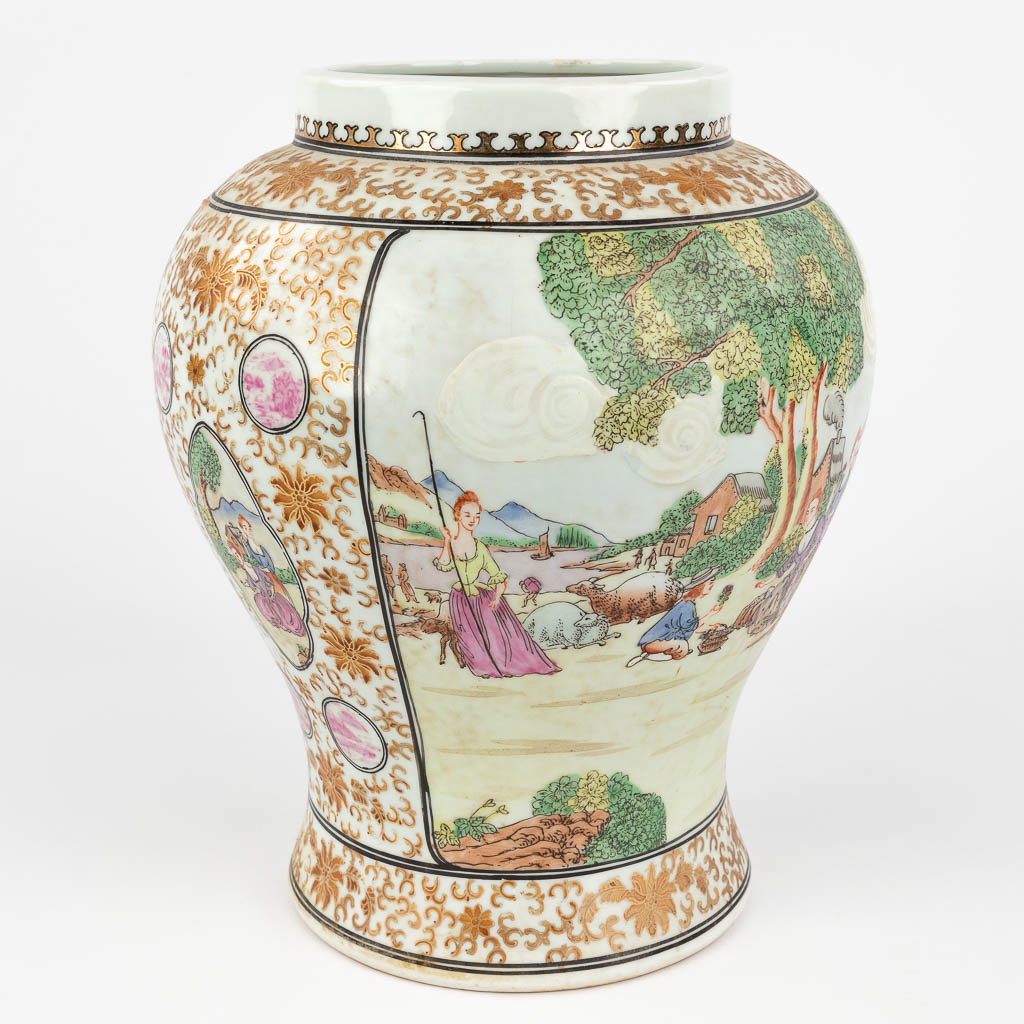 A Chinese vase with landscape decor and figurines for the European market. 19th/20th C. (H: 30 x D: 24 cm)
