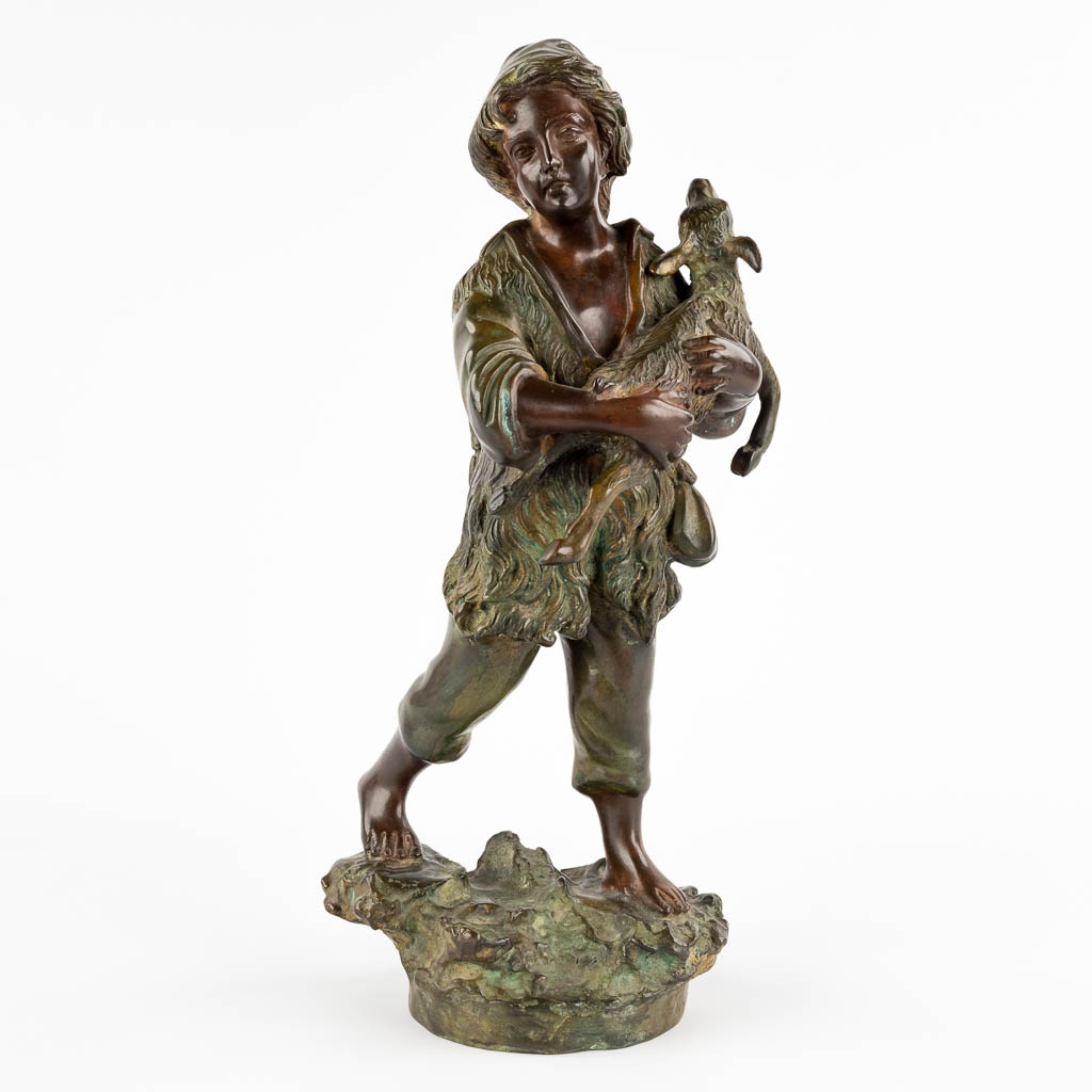 Vincenzo CINQUE (1852-1929) 'Jongeman met lam' gepatineerd brons. (D:15 x W:17 x H:40 cm)