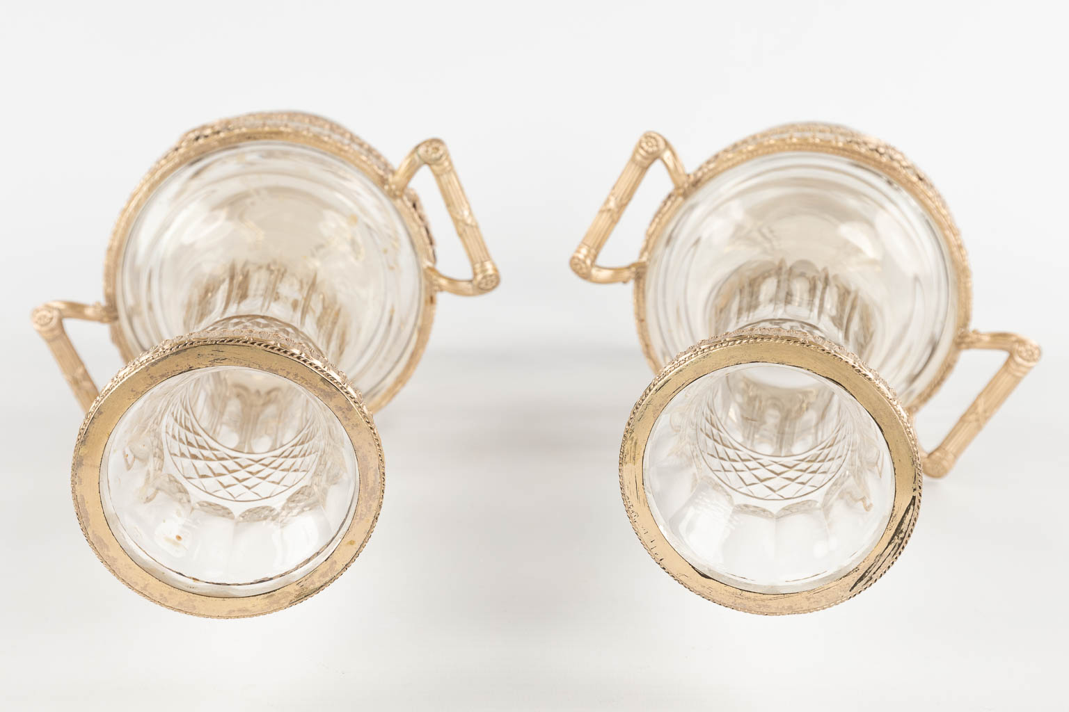 A pair of decorative vases, silver-plated bronze on glass, Neoclassical. 20th C. (D:14 x W:18 x H:33 cm)