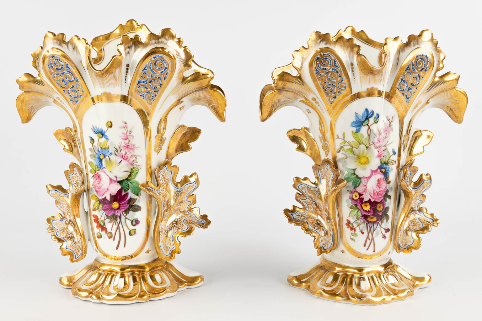 Twee paar Vieux Bruxelles vazen, polychroom porselein met handgeschilderde decors. 19de eeuw. (D:15 x W:25 x H:33 cm)