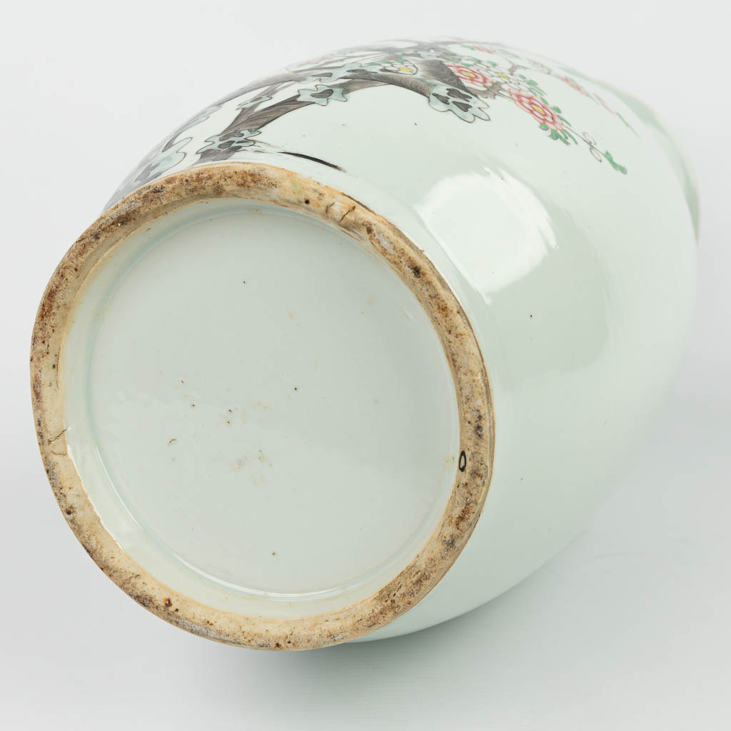 Een Chinese vaas gemaakt uit porselein en versierd met vogels en takken (H:58cm)