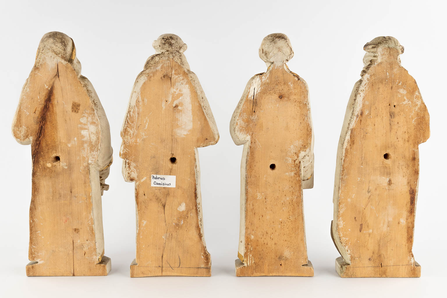 Vier gesculpteerde heiligenfiguren, 19de eeuw. (H:39 cm)