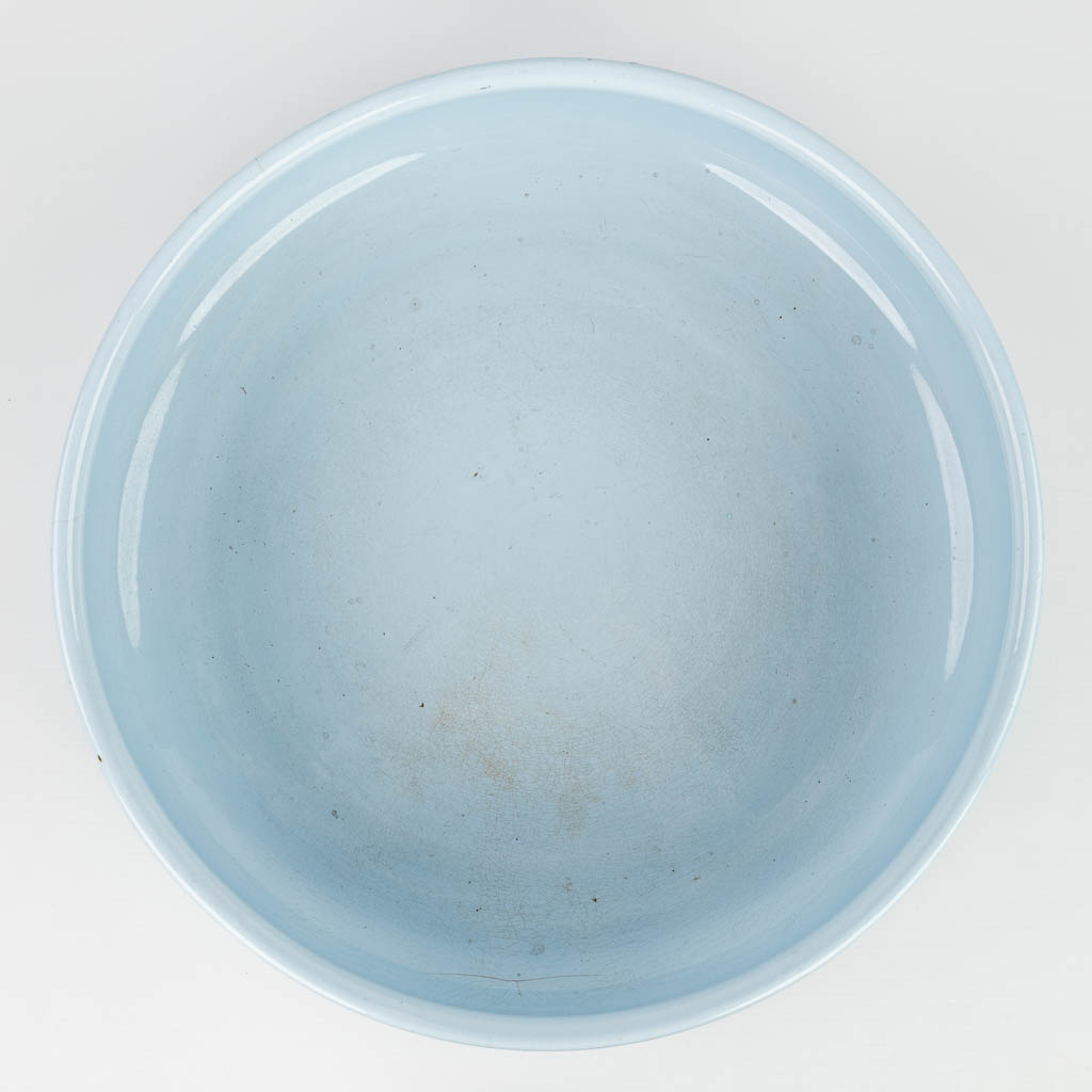 Een lampetstel in art nouveaustijl met blauw glazuur en versierd met meeuwen. Gemerkt Sarreguemines. (H:14cm)