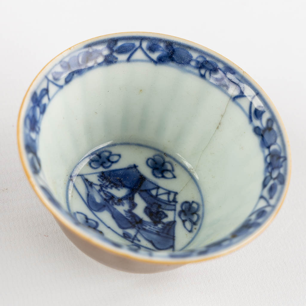 Fifteen Chinese cups, saucers and plates, blue white and Famille Roze. (D:23,4 cm)