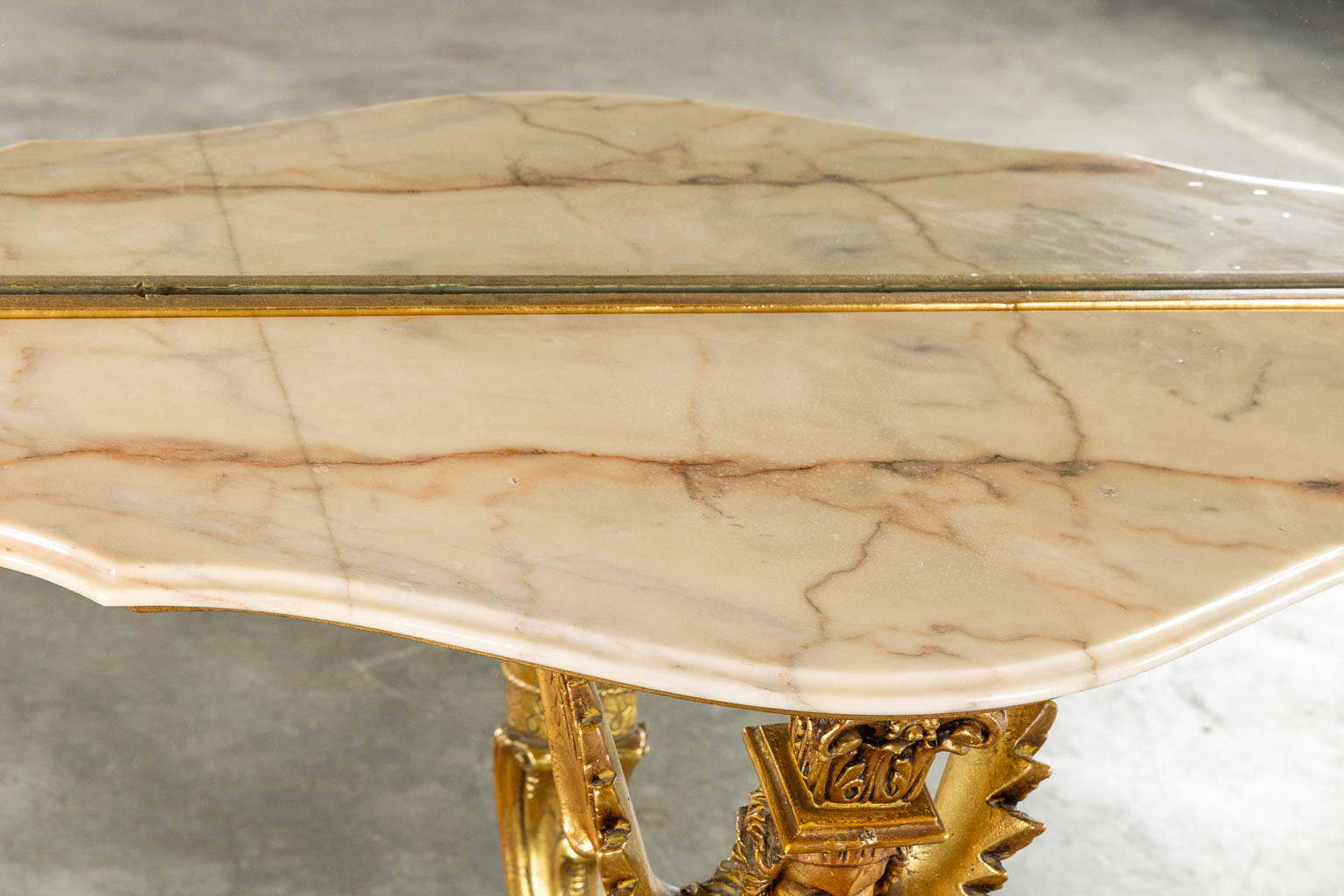 Een Italiaanse consoletafel met spiegel en appliques, verguld, Lodewijk XV stijl. (L:36 x W:131 x H:217 cm)