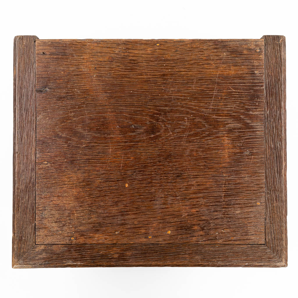 Een console voor beeld, gemaakt uit hout in neogotische stijl. (H:12cm)
