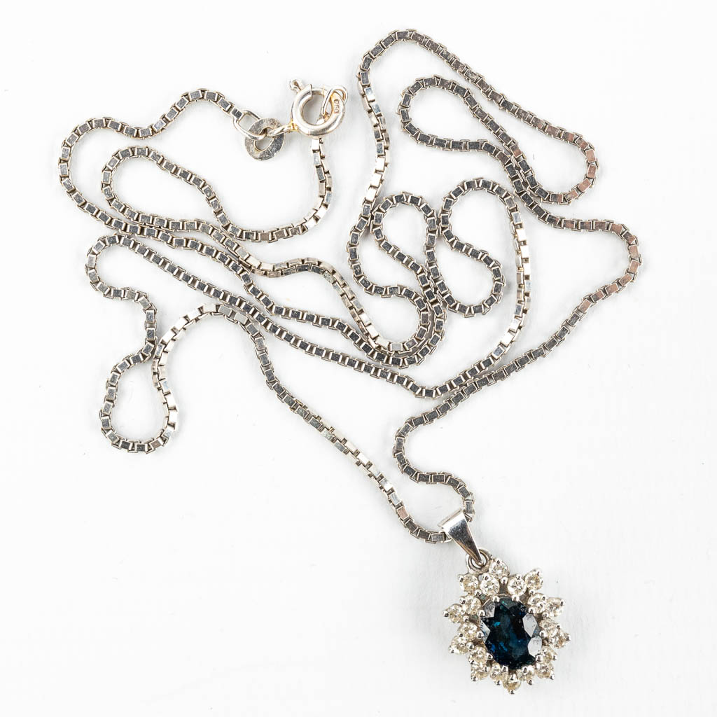 Een hanger met halsketting, een saffier omgeven door diamanten. Gewicht Saffier: 1,25 karaat 