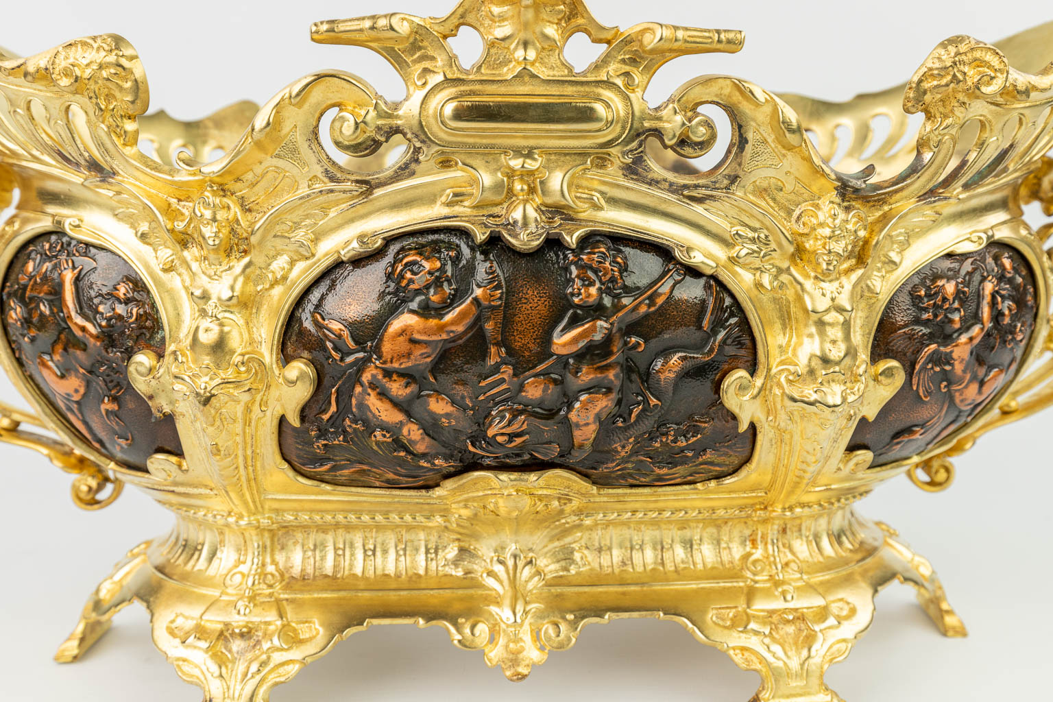 A three-piece mantle garniture made of jardinières, copper and gilt bronze decorated with putti. (H:22cm)