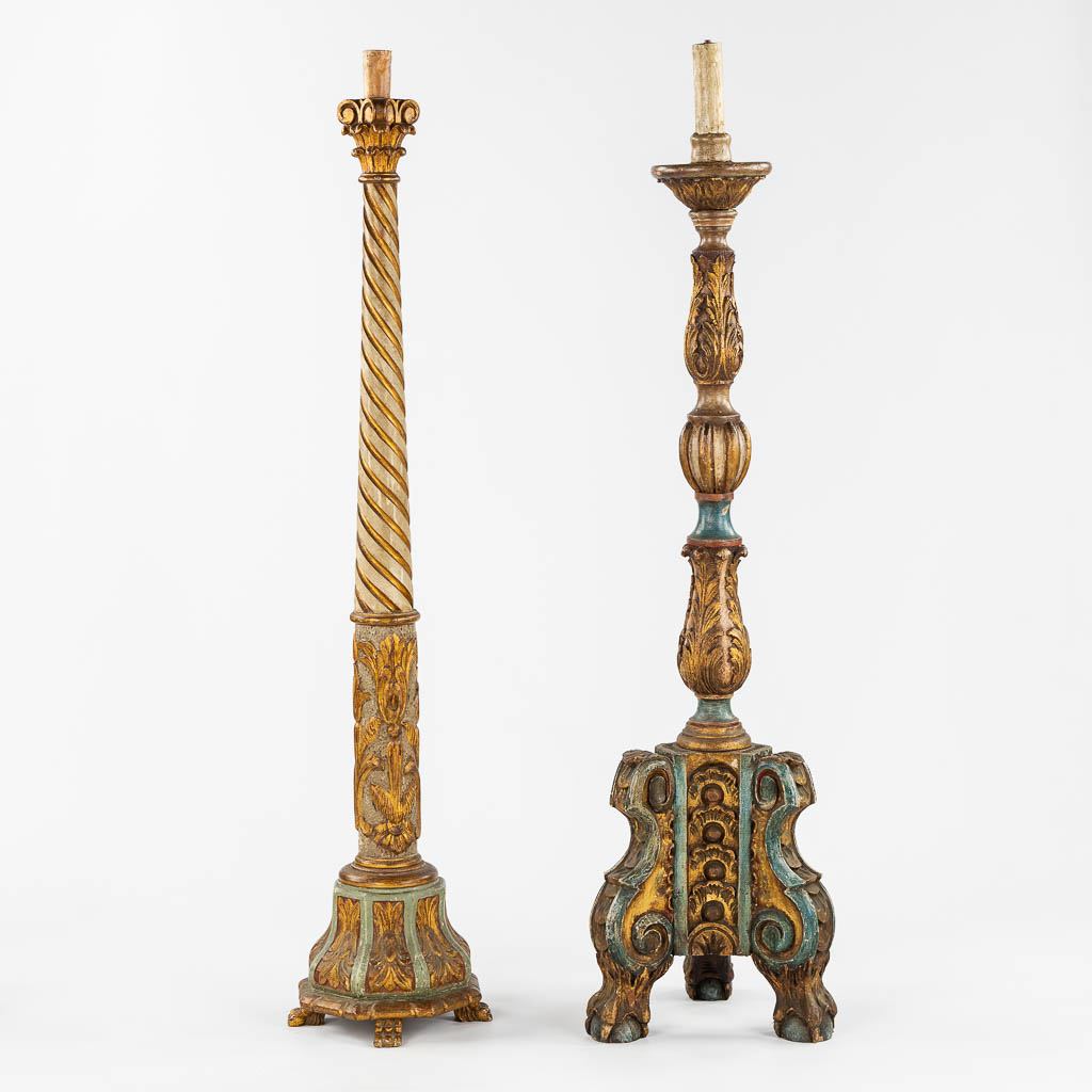 Een paar staande lampen, gesculpteerd en gepatineerd hout. Circa 1900. (H:144 cm)