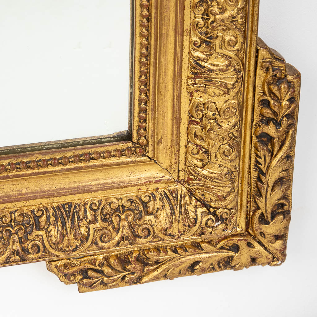 Een antieke spiegel, vergulde stucco. Circa 1900. (W:61 x H:114 cm)