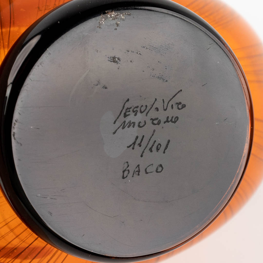 Seguso Viro, Murano, een vaas uit oranje en zwart glas. (D:8 x W:15 x H:16 cm)
