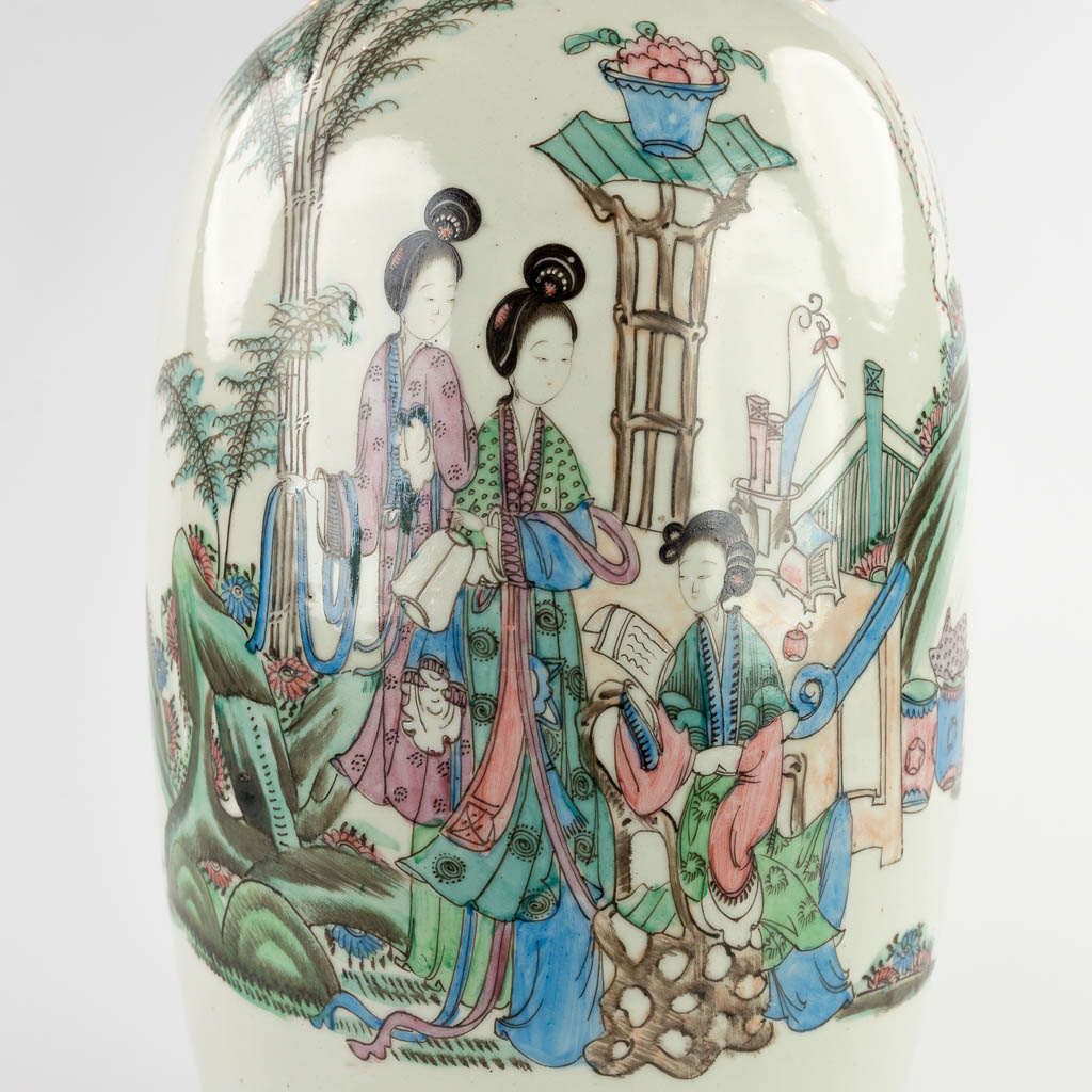 Een Chinese porseleinen vaas met decor van hofdames in een tuin. 19de/20ste eeuw. (H:58 x D:23 cm)