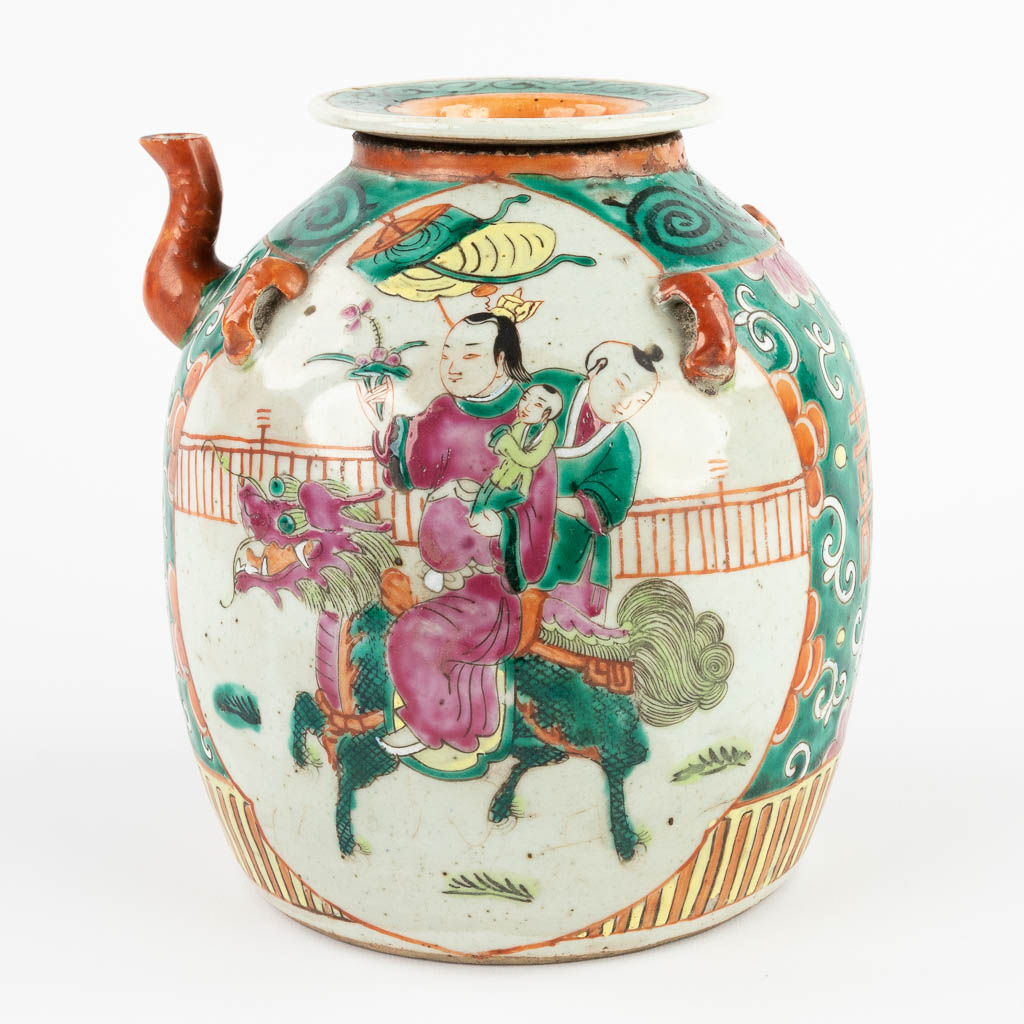 A Chinese porcelain pitcher or teapot, with a double decor of a lady on a foo dog. 19th C. (D:18 x H:20 cm)