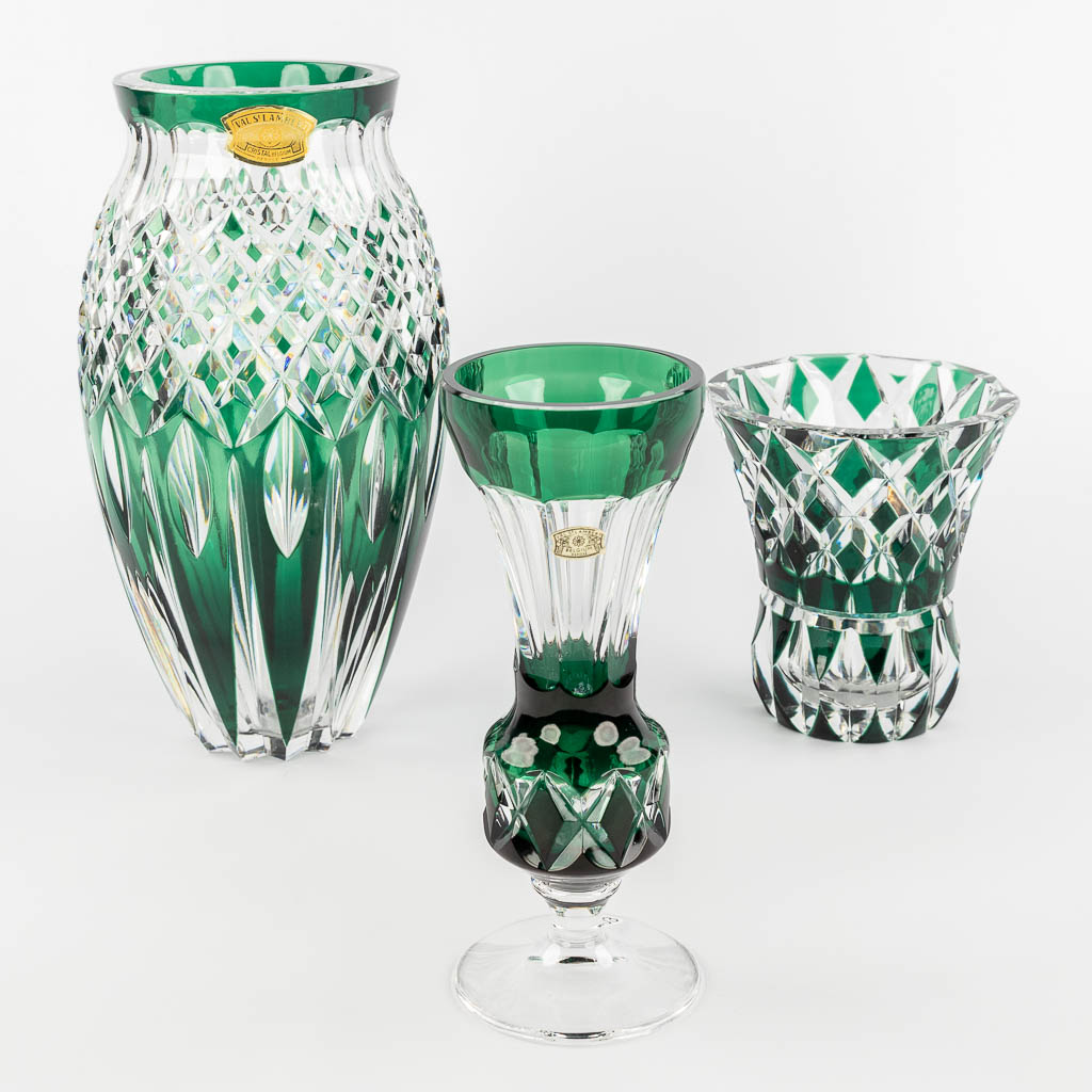  Val Saint Lambert, een collectie van 3 vazen, groen geslepen kristal. 