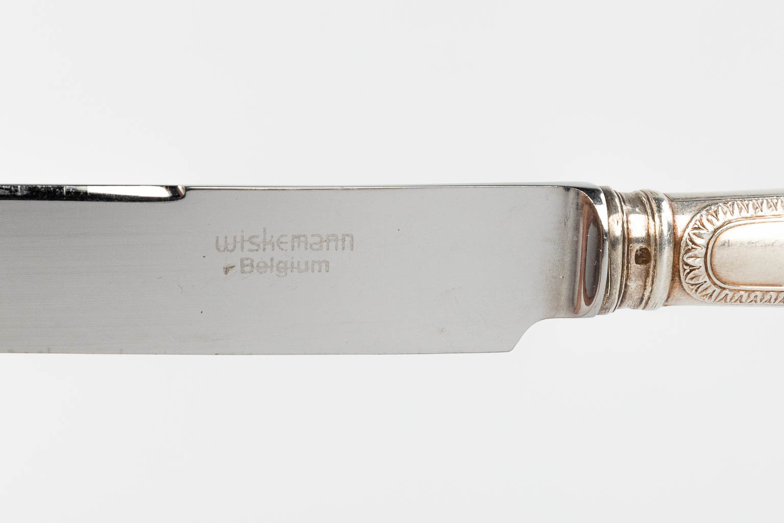 Een 60-delig, zilveren bestek gemaakt door Wolfers gemerkt A835/A925 met lemmeten gemaakt door Wiskemann. 