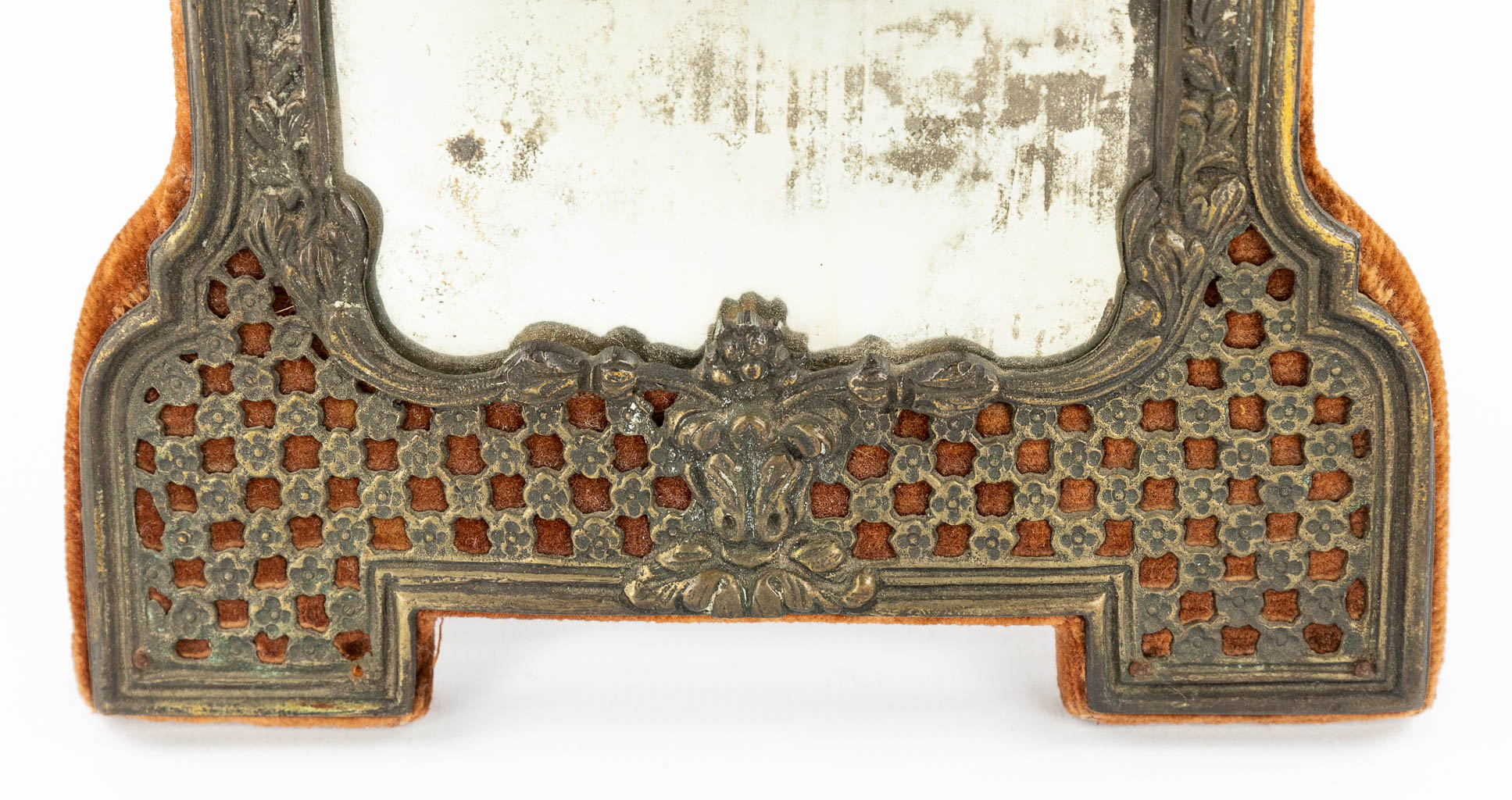 Een decoratieve tafelspiegel afgewerkt met zilver, en gemerkt M.S. 800. (H:24cm)