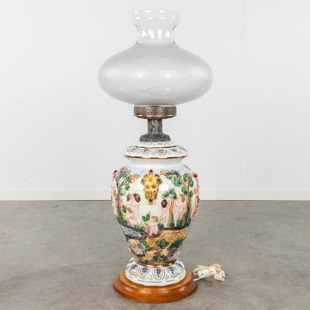Capodimonte, grote tafellamp en 3 sierborden. Geglazuurde faience. 20ste eeuw. (H: 94 x D: 37 cm)