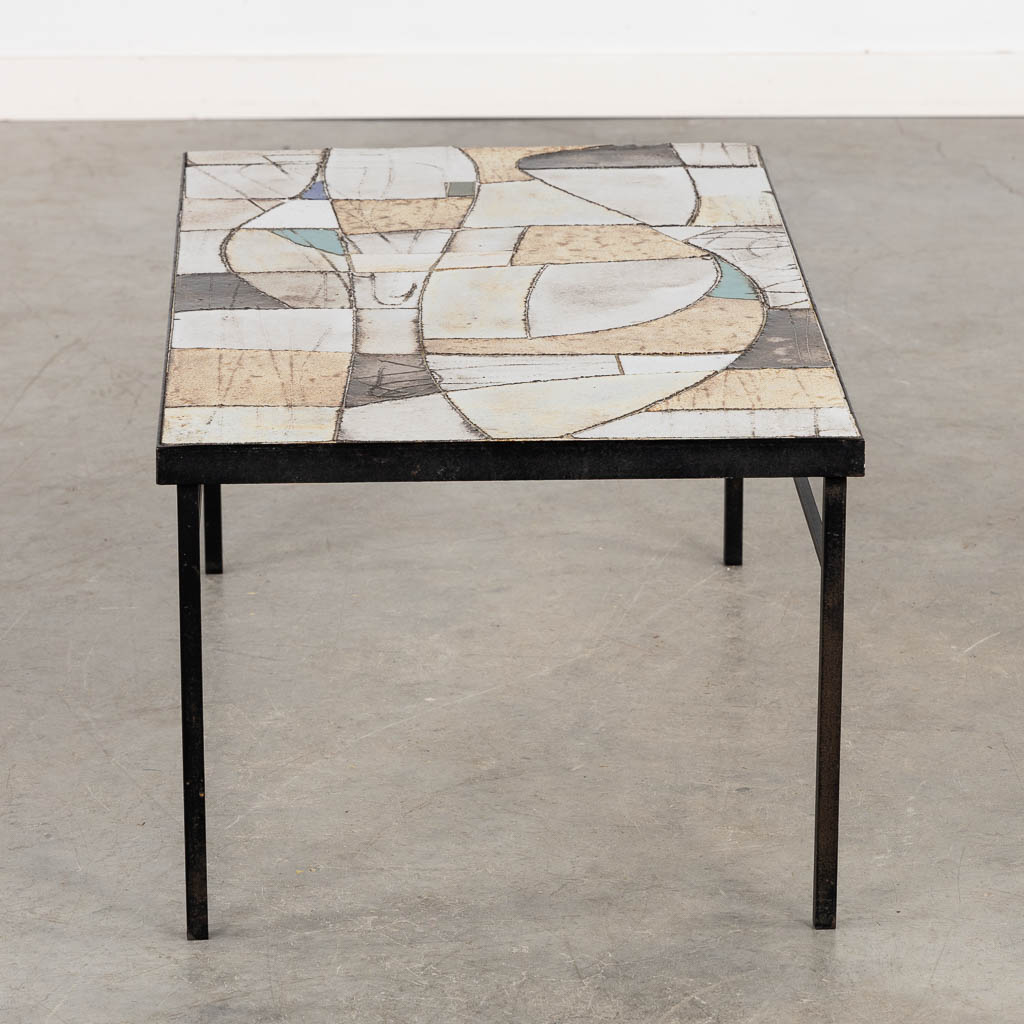 Een mid-century salontafel, metaal met keramische tegels. (L:45 x W:78 x H:34 cm)