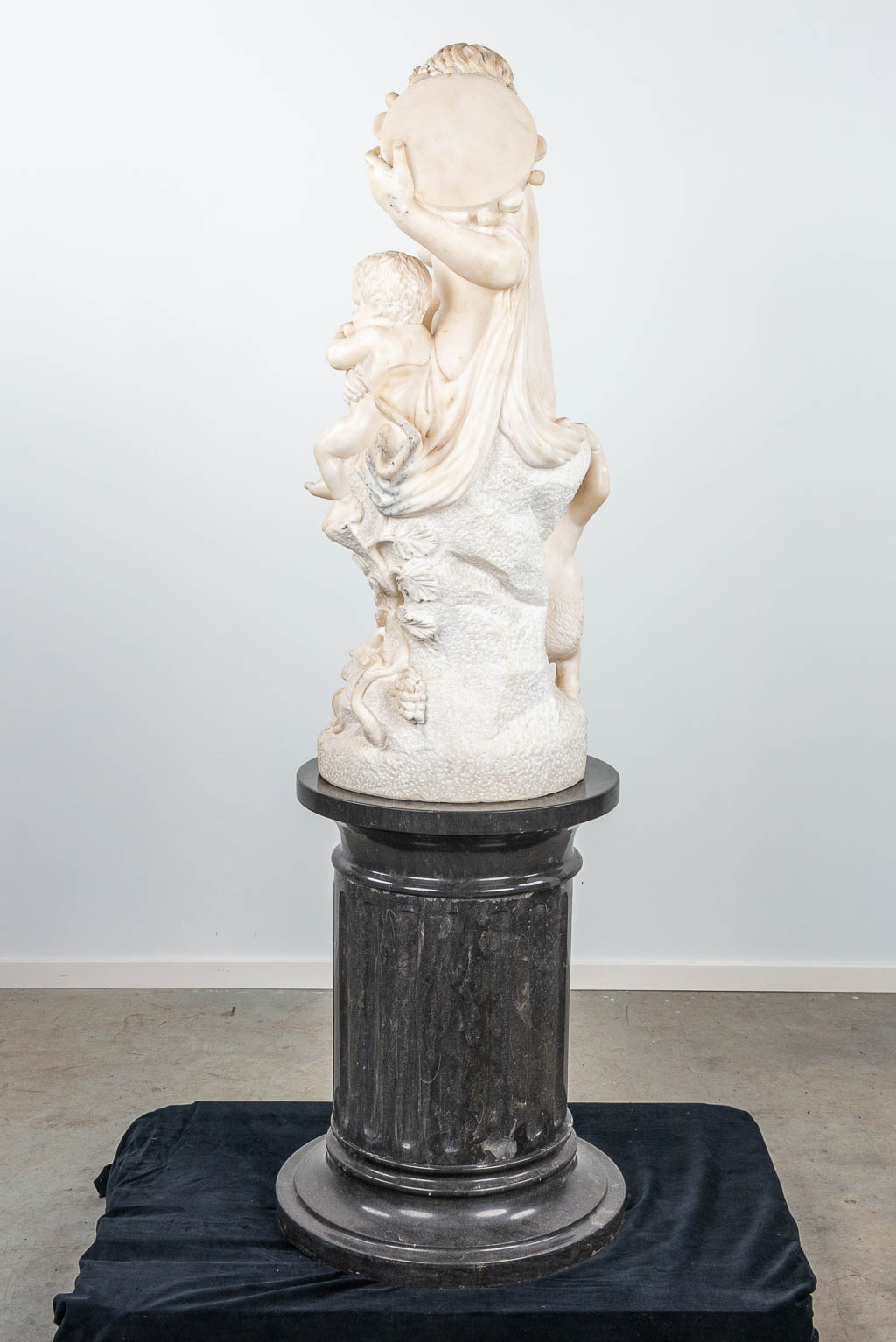 Een uitzonderlijk beeld gemaakt uit witte Carrara marmer 'Dame met haar kind en een Satyr'. (H:120cm)