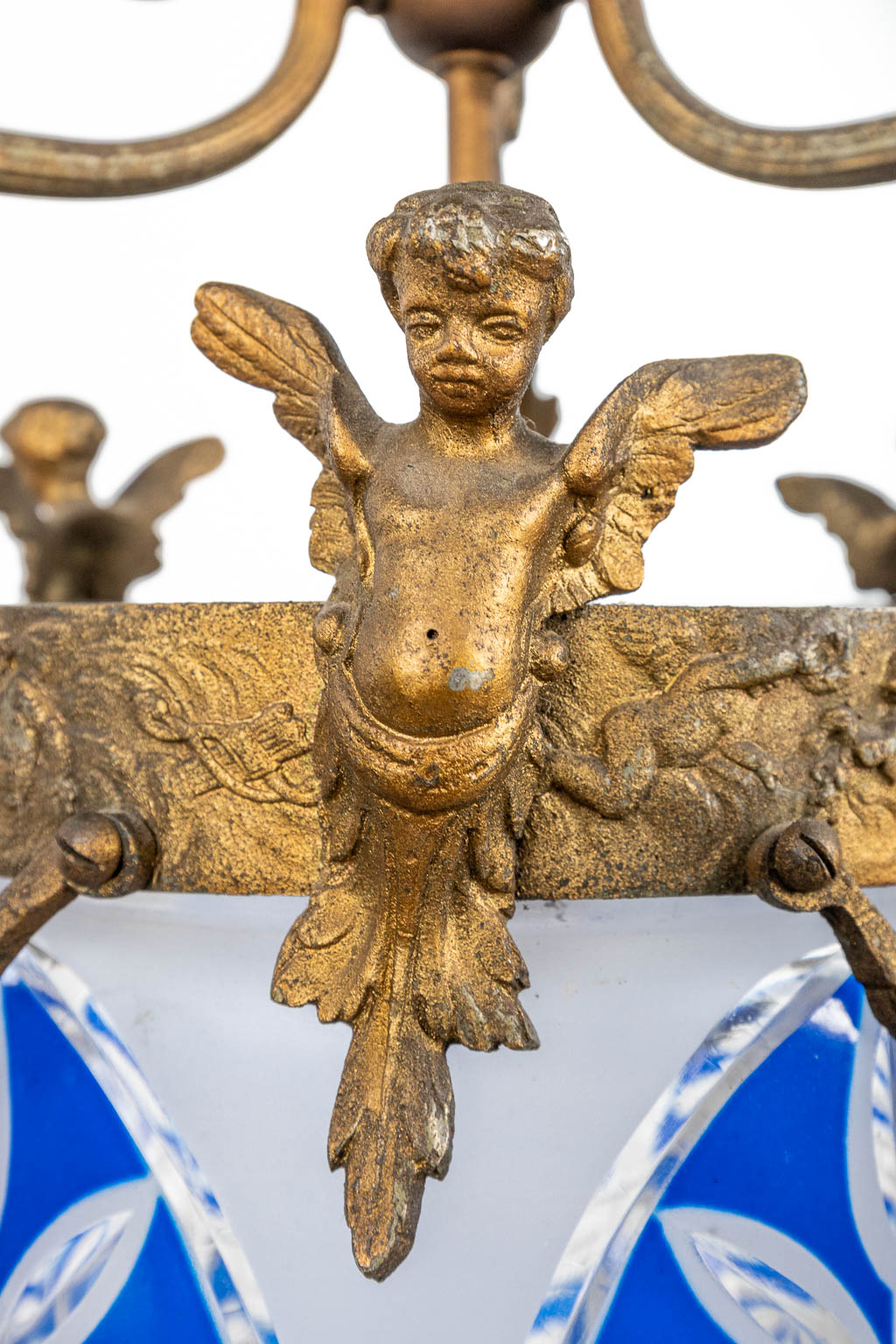 Een lucher gemaakt uit brons en versierd met engelen, met een kristallen schaal gemaakt door Val Saint Lambert (H:90cm)