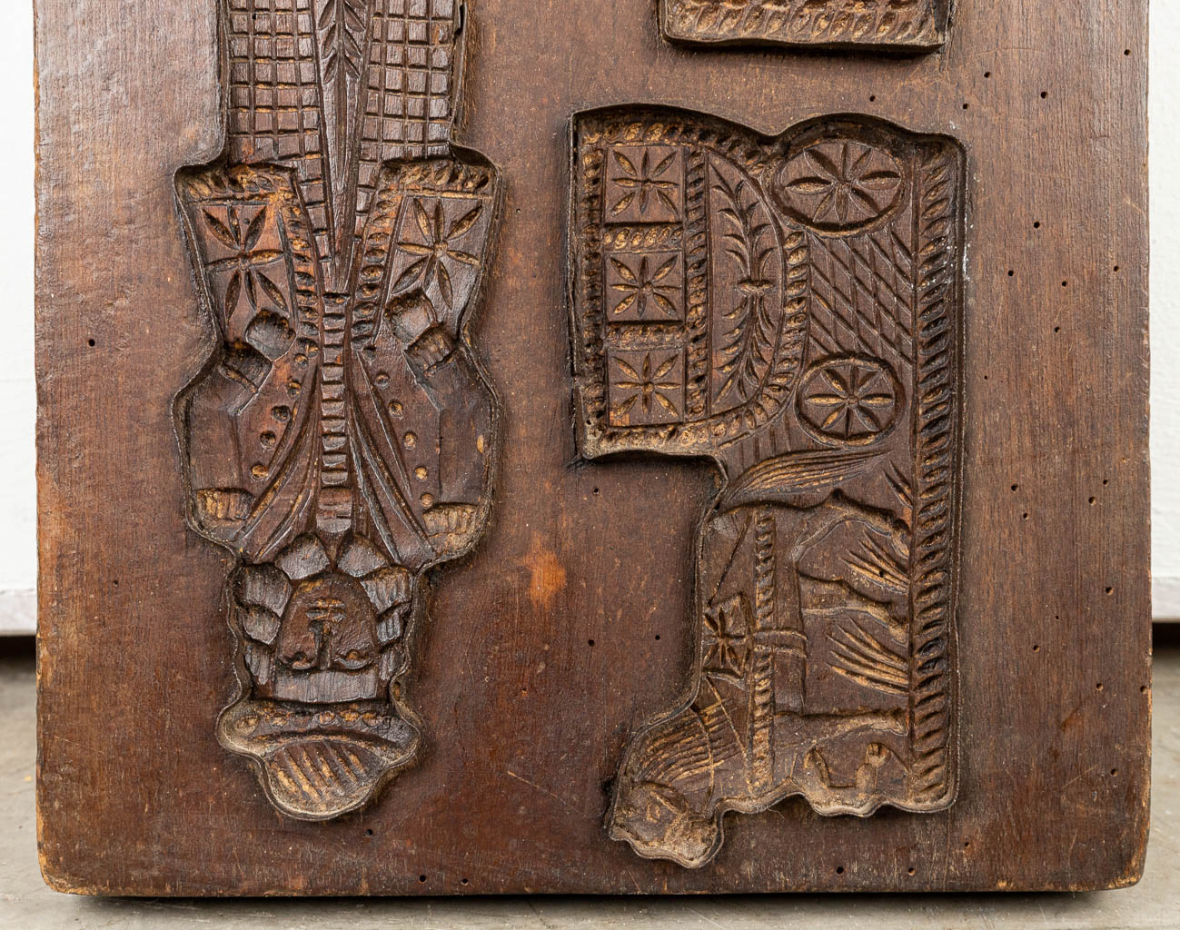 Een collectie van 2 speculaasplanken gemaakt uit gesculpteerd hout. (H:56,5cm)