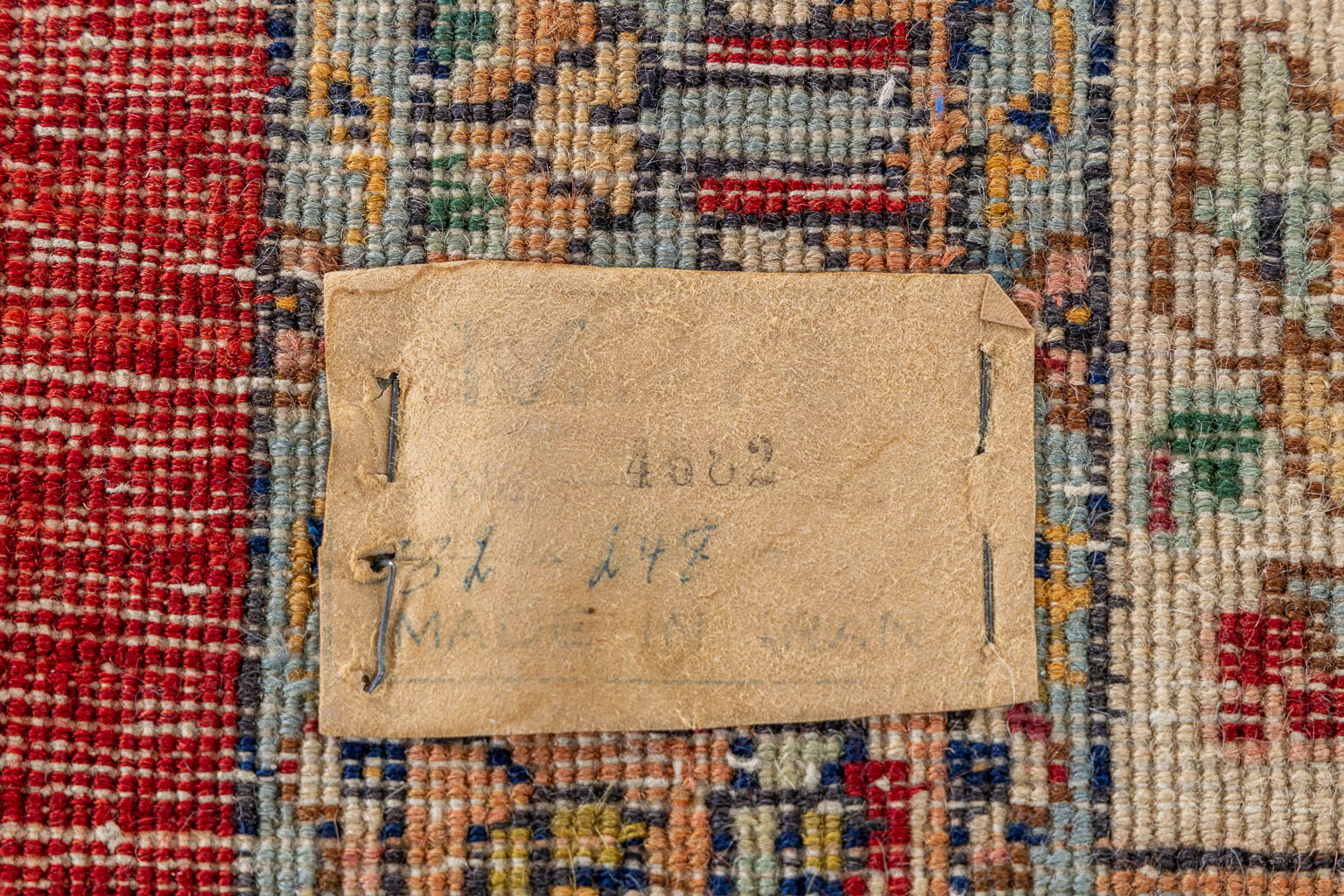 Een groot Oosters en handgeknoopt tapijt met jachtscènes, Tabriz. (L:329 x W:252 cm)
