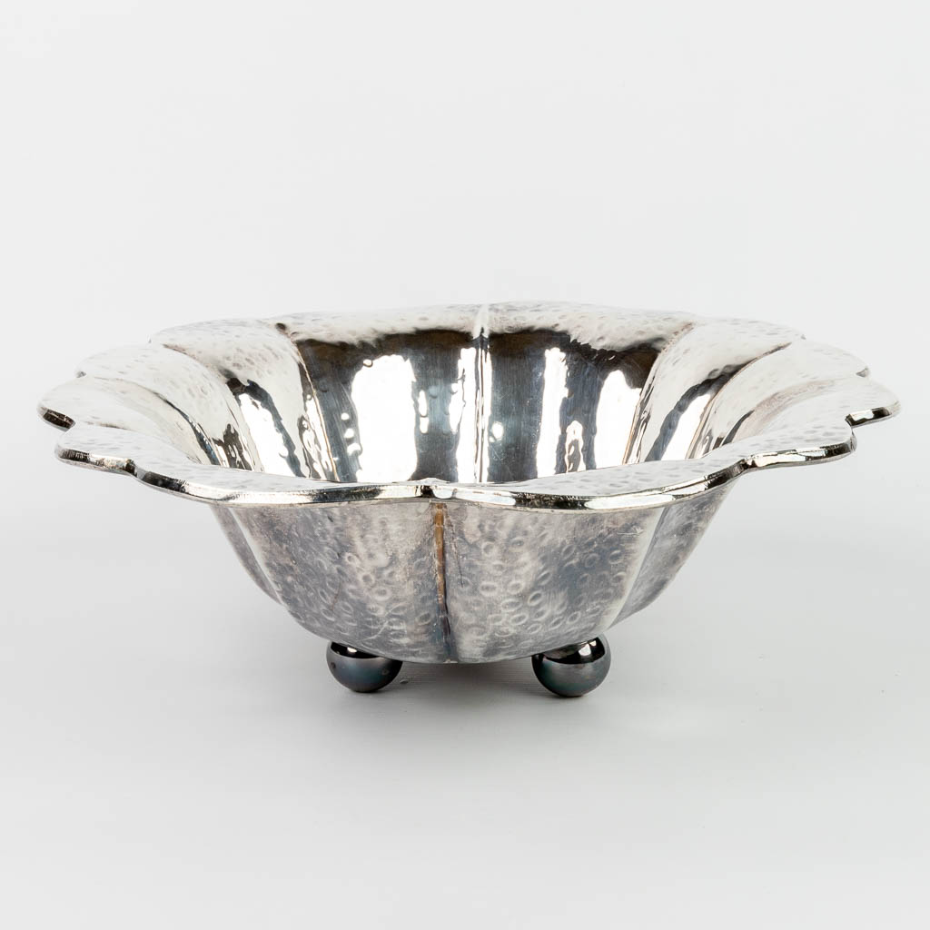 A large hand-hammered bowl made of silver-plated brass. (H:13,5cm)