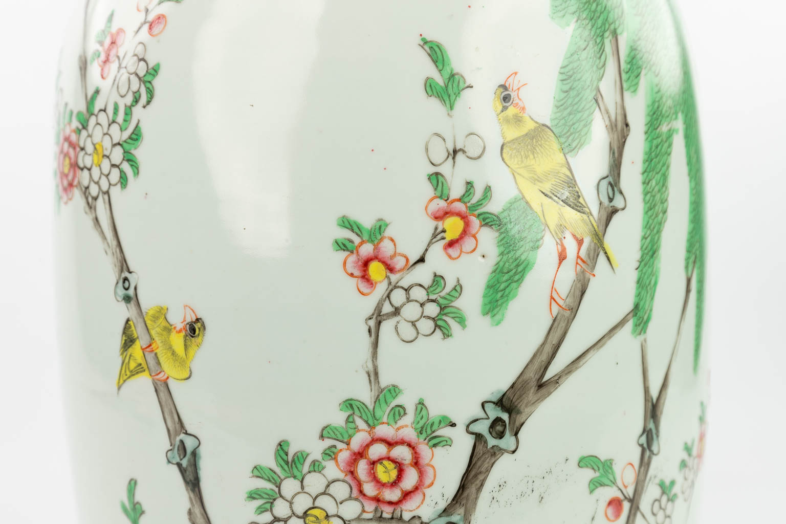 A Chinese vase made of porcelain and decorated with birds and branches. (H:58cm)