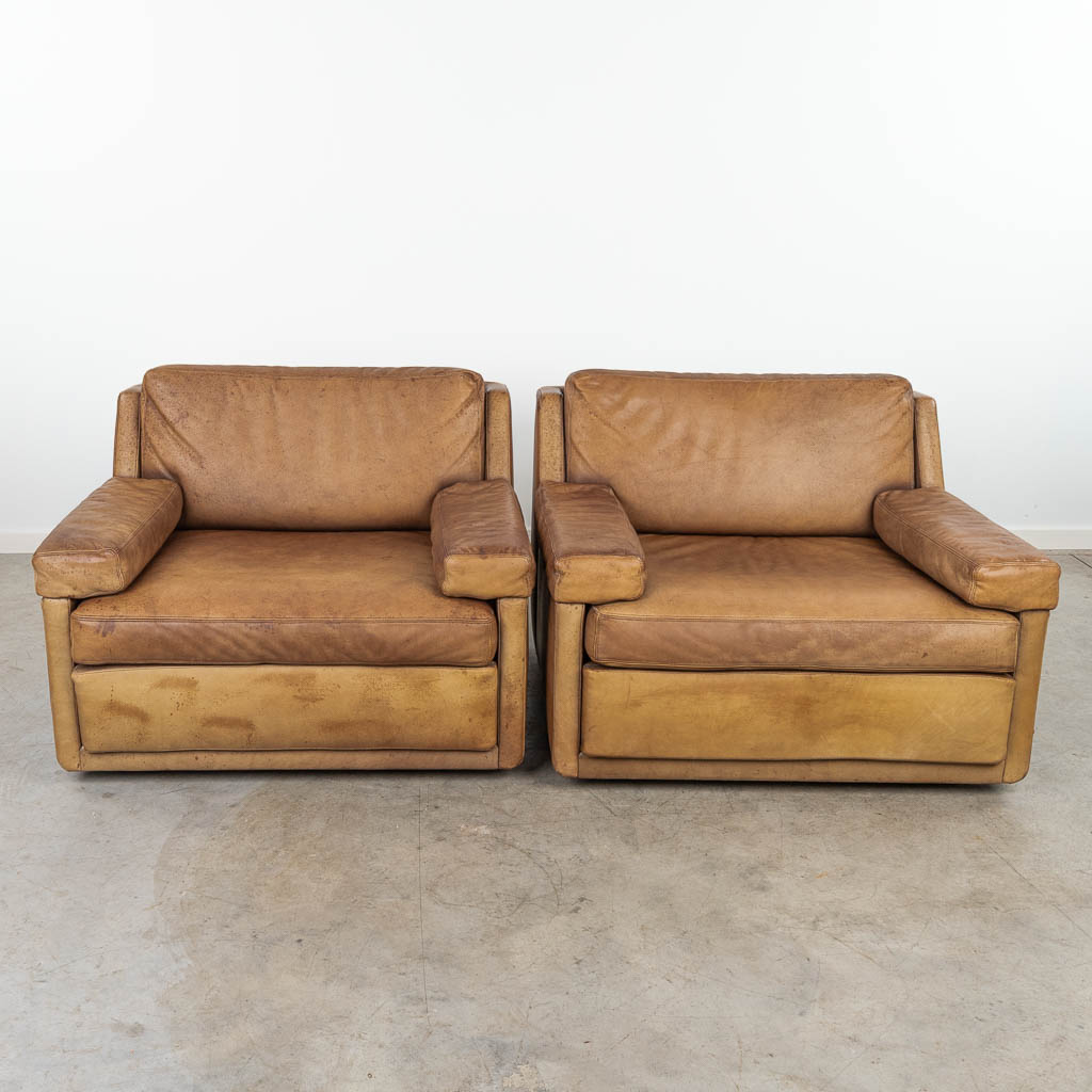 A collection of 2 armchairs made of leather in the style of Desede. (H:69cm)