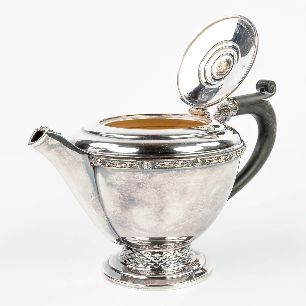 A fine silver teapot with ebony handles and made in Ireland, 1977. (H:16,5cm)