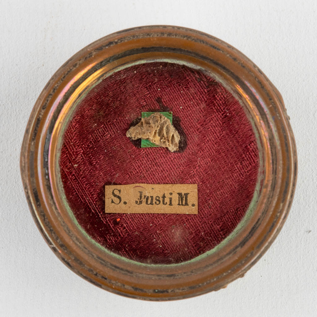 Een verzegelde theca met relikwie: Ex Ossibus Sancti Justi M.