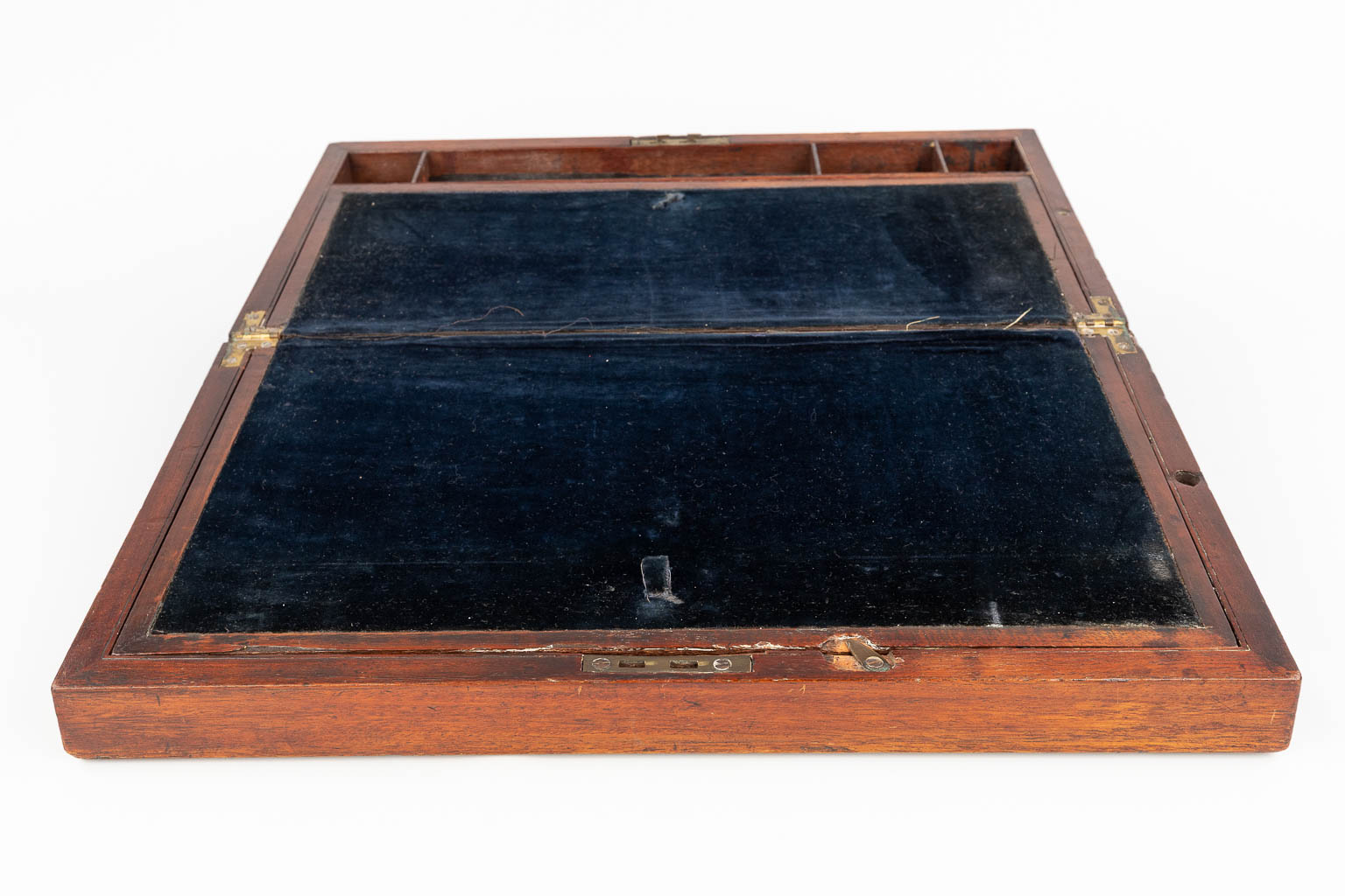Een antieke Engelse 'Slope Desk', 19de eeuw. 
