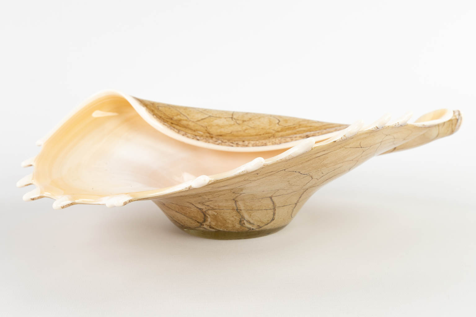 Twee stuks kunstglas, een schelp en een schaal, Murano, Italië. (D:23 x W:34 x H:9,5 cm)