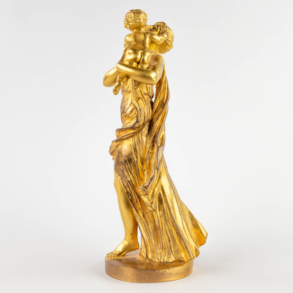 A mother with her child, ormolu gilt bronze. 19th C. (D:12 x W:15 x H:36 cm)
