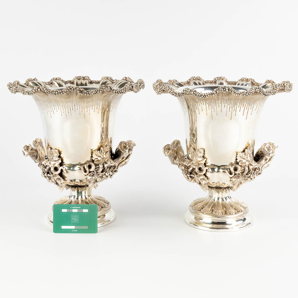 Elkington, UK, a pair of wine coolers, silver-plated metal and decorated with grape vines. 20th C. (H:28 x D:26 cm)