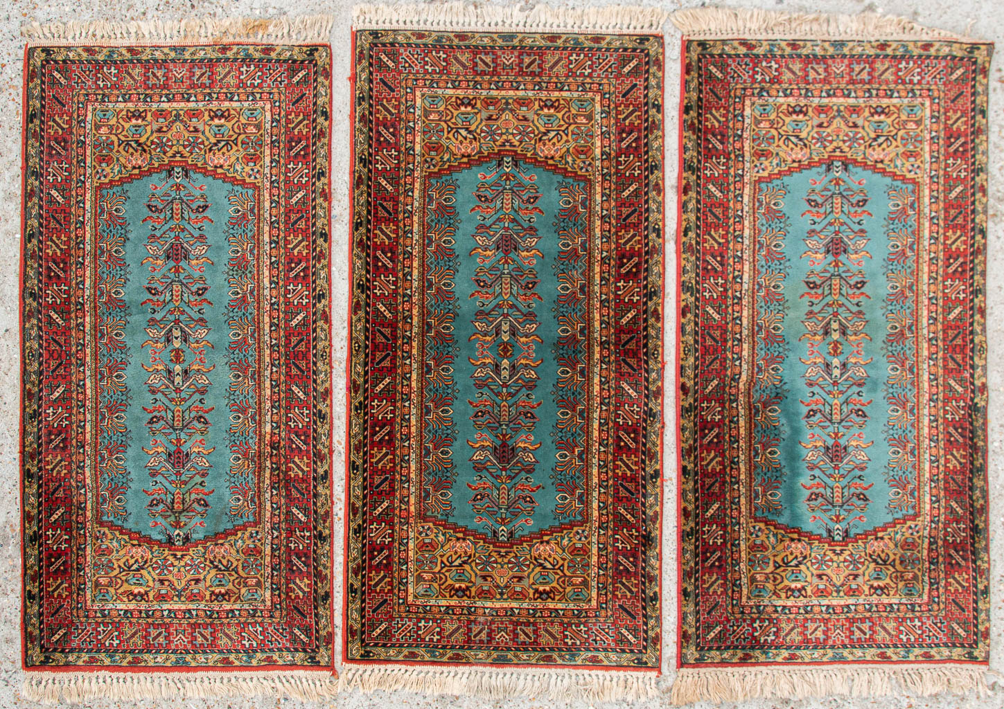 Een set van 3 identieke Oosterse tapijten. 
