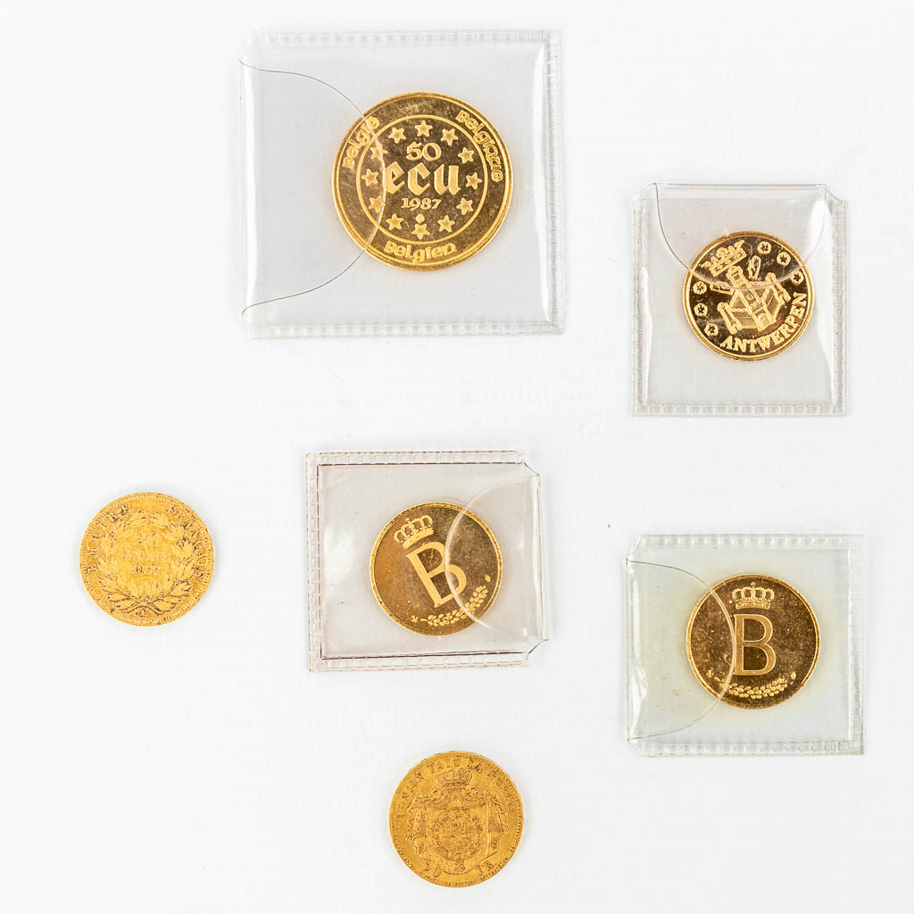Een collectie van 6 munten gemaakt uit goud. 