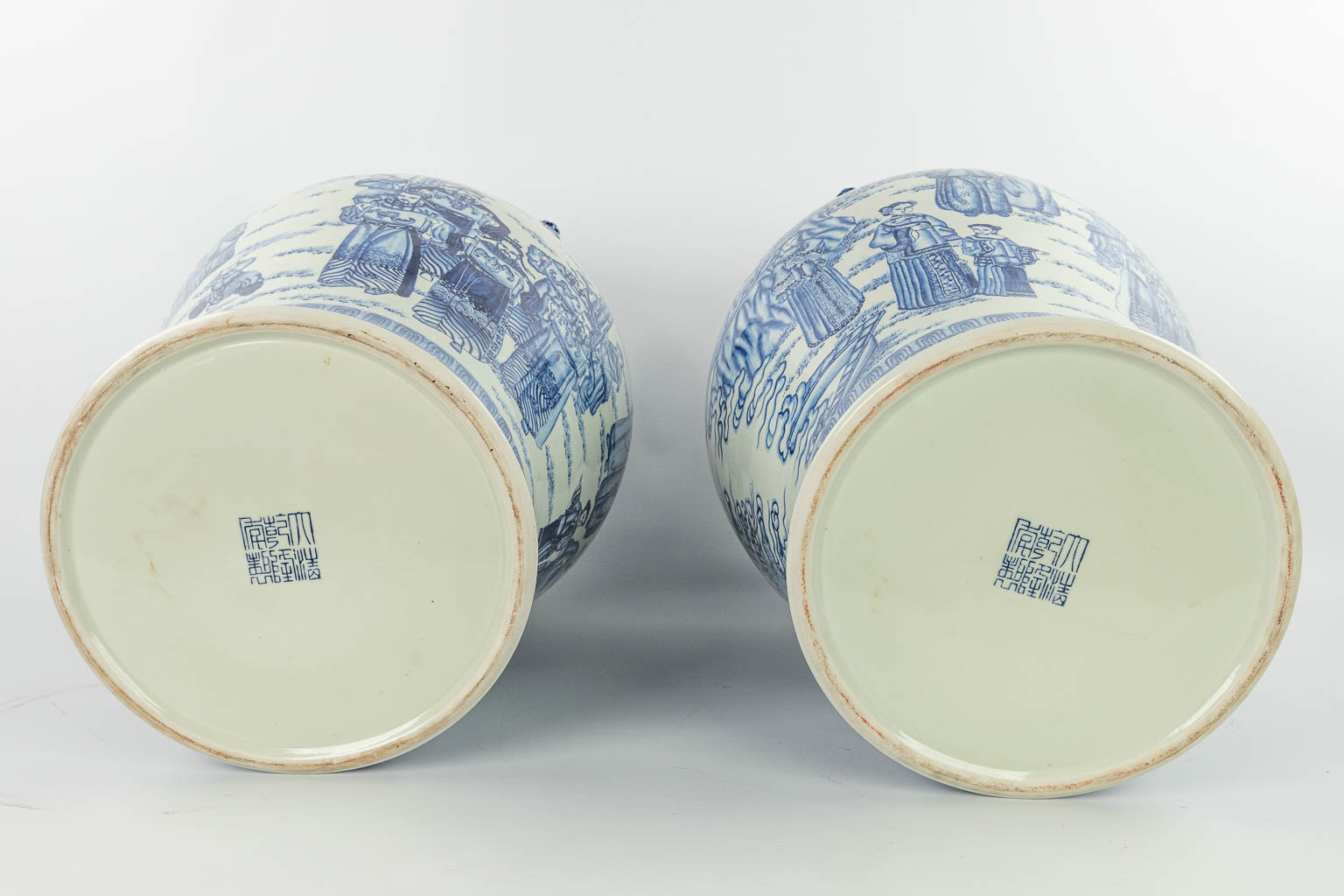 A pair of large Chinese vases with lid, made of blue-white porcelain with the emperor, dragons and with foo dogs. (H:83cm)