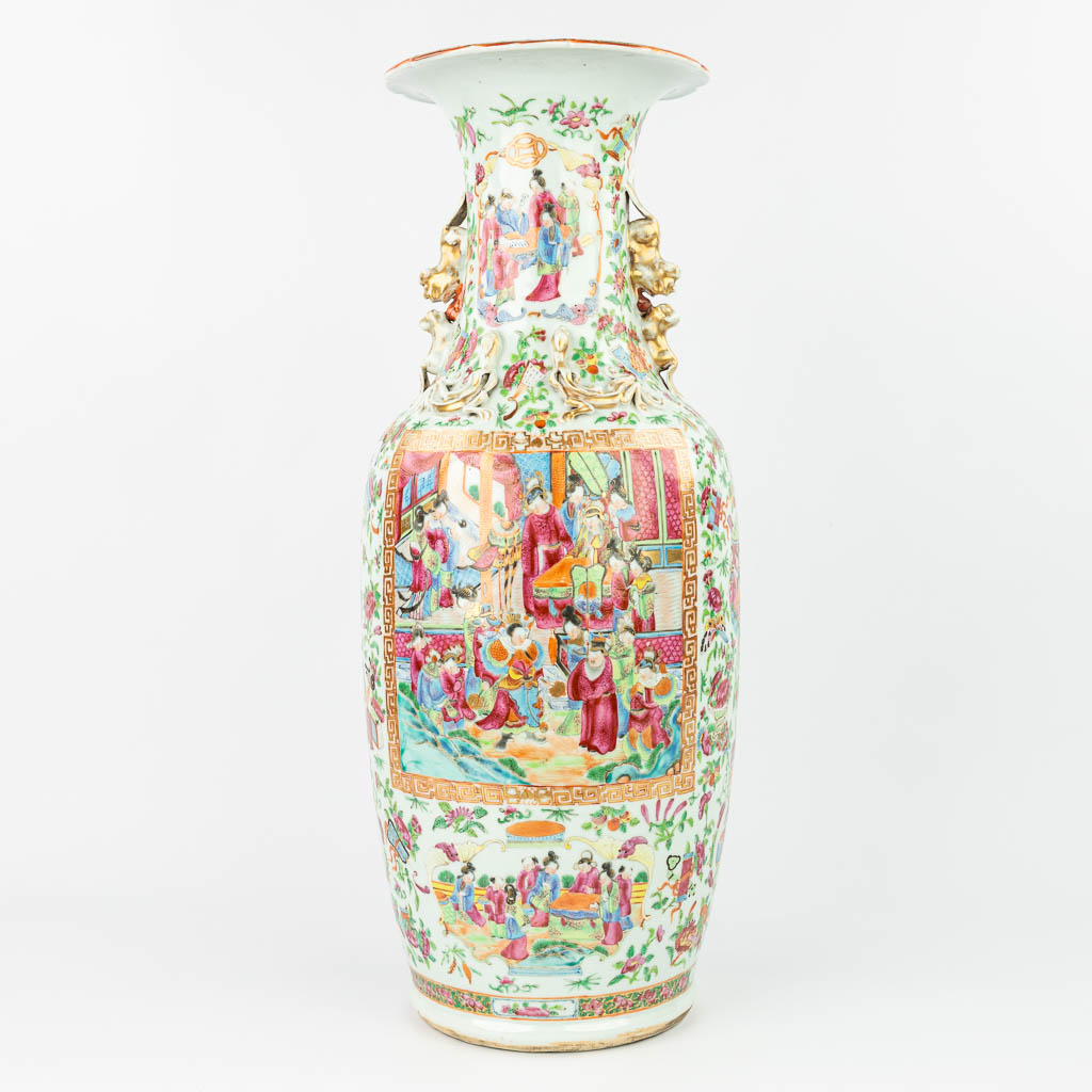 Lot 019 A Chinese Canton vase made of porcelain and decorated with salamanders and images of the emperor. (H:63,5cm)