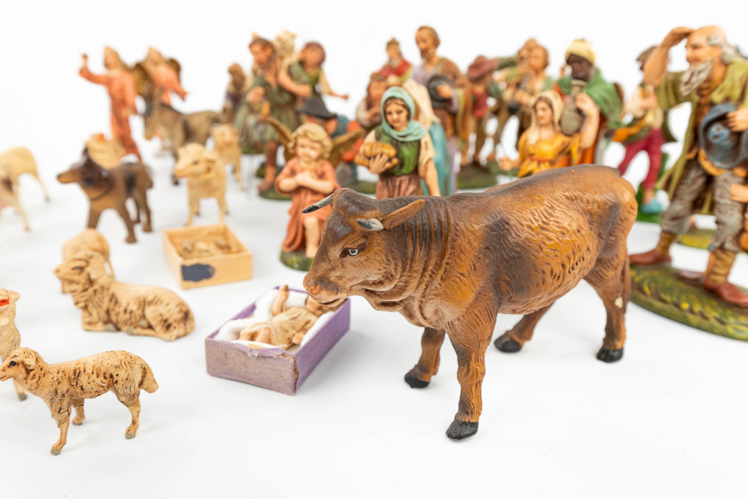 Een grote en uitgebreide kerststal met figuren en dieren gemaakt uit papier maché. 
