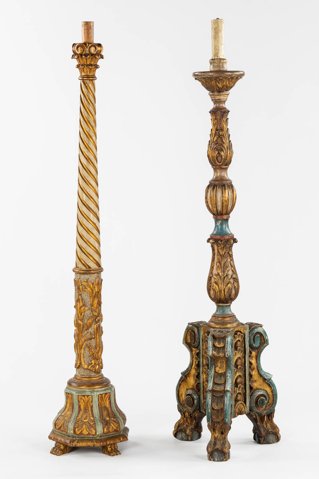 Een paar staande lampen, gesculpteerd en gepatineerd hout. Circa 1900. (H:144 cm)
