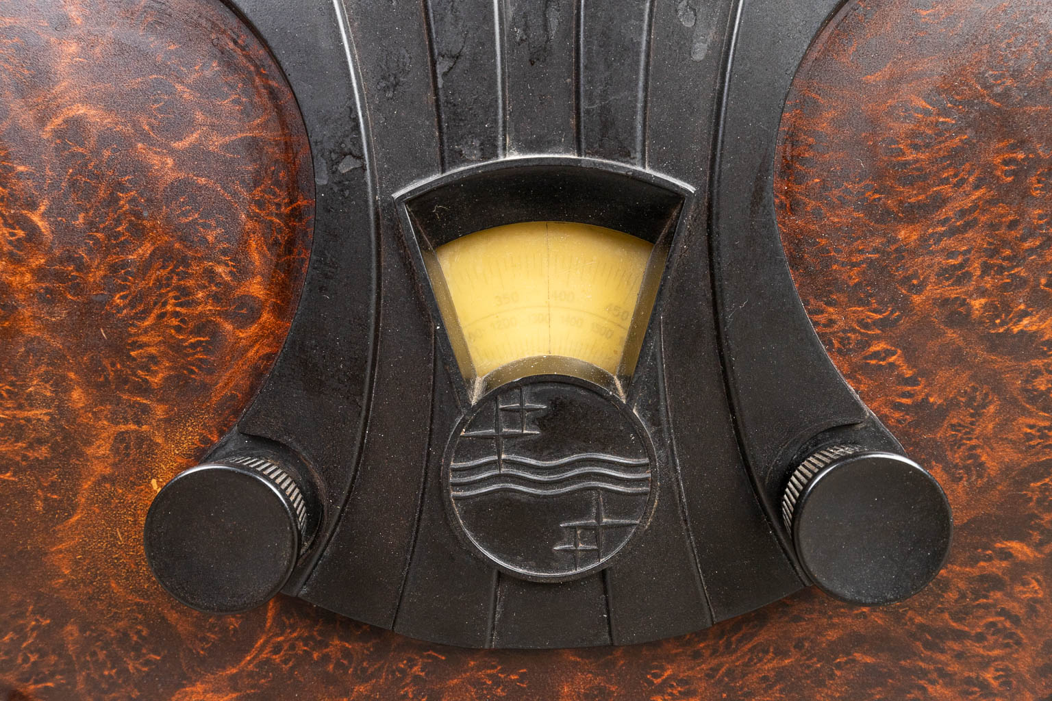 Een radio gemaakt uit bakeliet door Philips, periode 1927. (H:49cm)