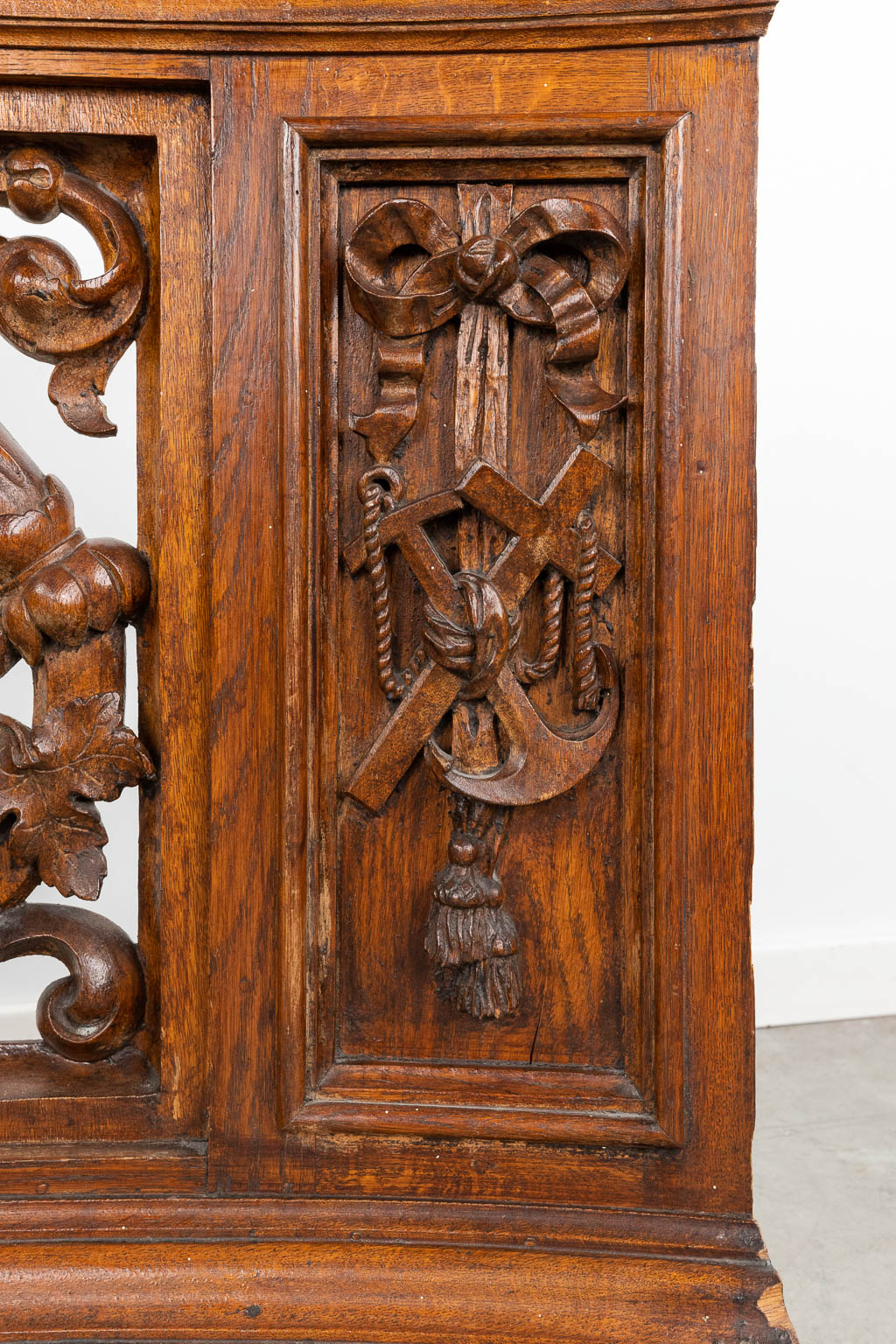 Een gedeelte van een communiebank met barokke houtsculpturen 
