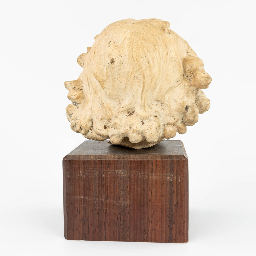 Een hoofd van een kind gemaakt uit terracotta. (H:14cm)