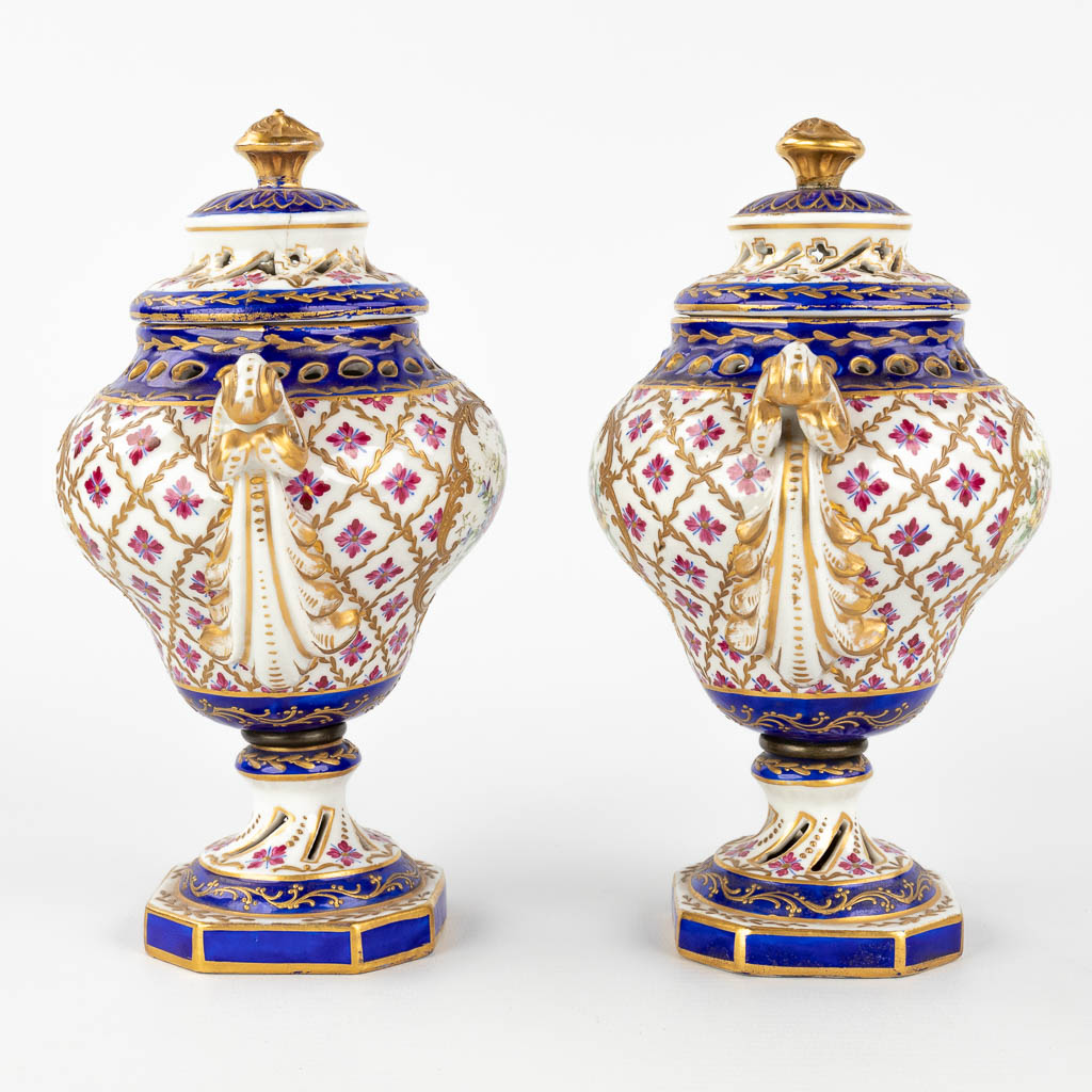 Een paar vazen, Sèvres porselein, 19de eeuw. (L: 11 x W: 14 x H: 20 cm)