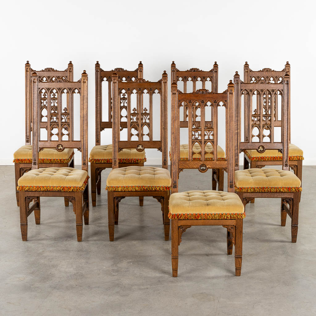 Lot 508 8 stoelen in Neogotische stijl, gesculpteerd hout. Circa 1900. (L:54 x W:48 x H:123 cm)